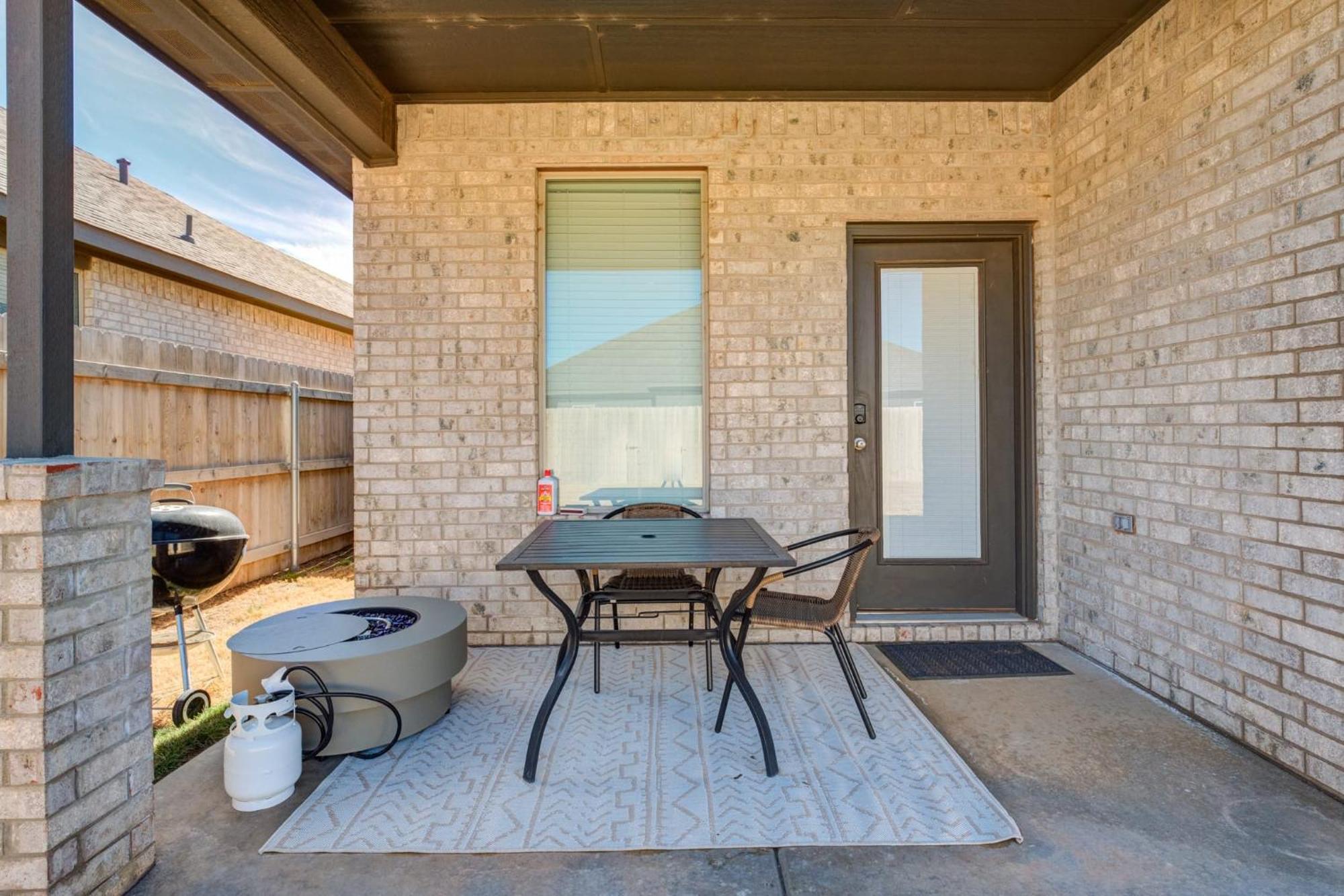 Entire House~ Spacious~ Prime Location~ Backyard 러벅 외부 사진