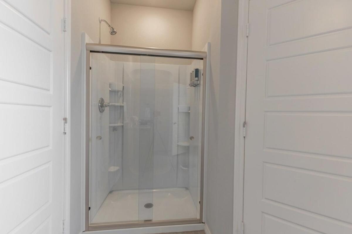 Entire House~ Spacious~ Prime Location~ Backyard 러벅 외부 사진