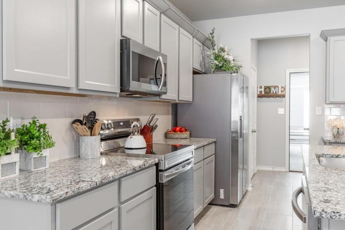 Entire House~ Spacious~ Prime Location~ Backyard 러벅 외부 사진