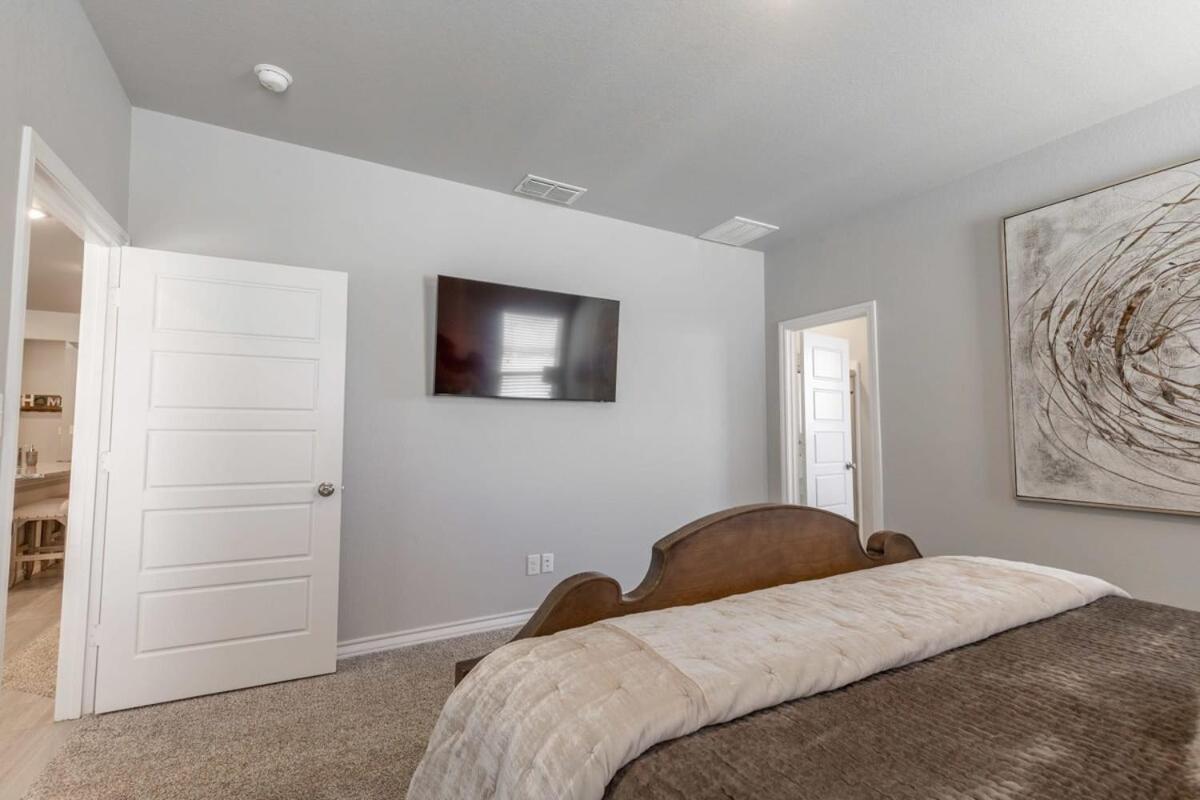 Entire House~ Spacious~ Prime Location~ Backyard 러벅 외부 사진